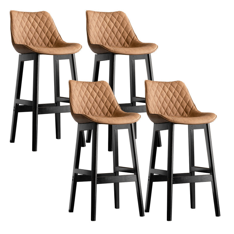 Lo sgabello di schienale in stile moderno con base in legno e cuscino in pelle