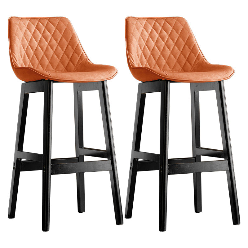 Lo sgabello di schienale in stile moderno con base in legno e cuscino in pelle