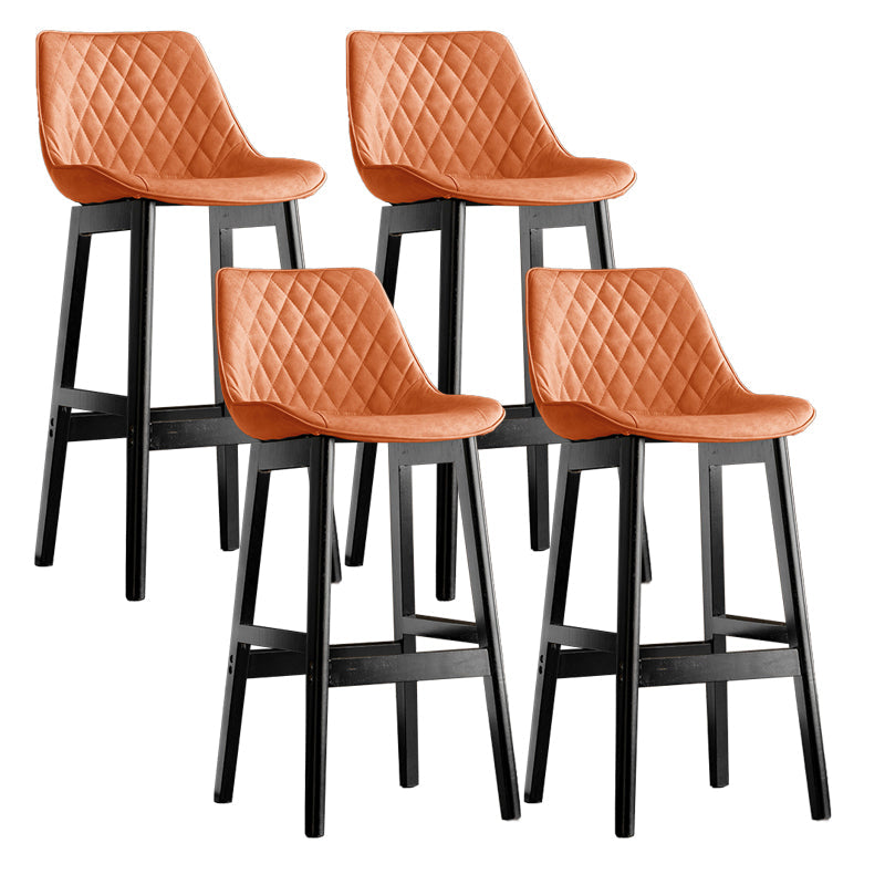 Lo sgabello di schienale in stile moderno con base in legno e cuscino in pelle