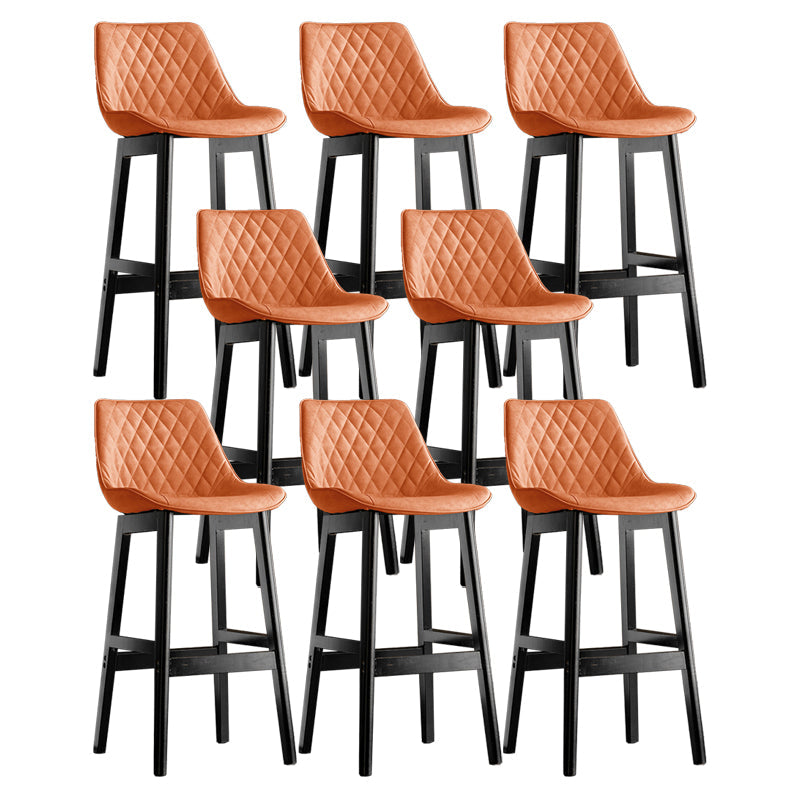 Lo sgabello di schienale in stile moderno con base in legno e cuscino in pelle