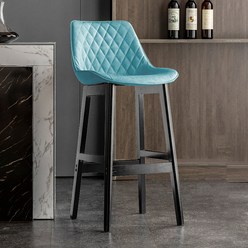 Lo sgabello di schienale in stile moderno con base in legno e cuscino in pelle