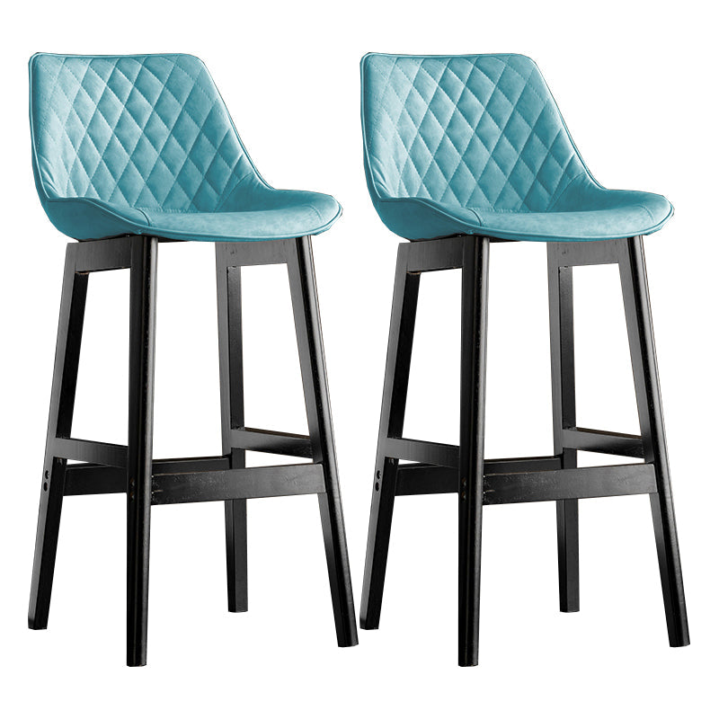 Lo sgabello di schienale in stile moderno con base in legno e cuscino in pelle