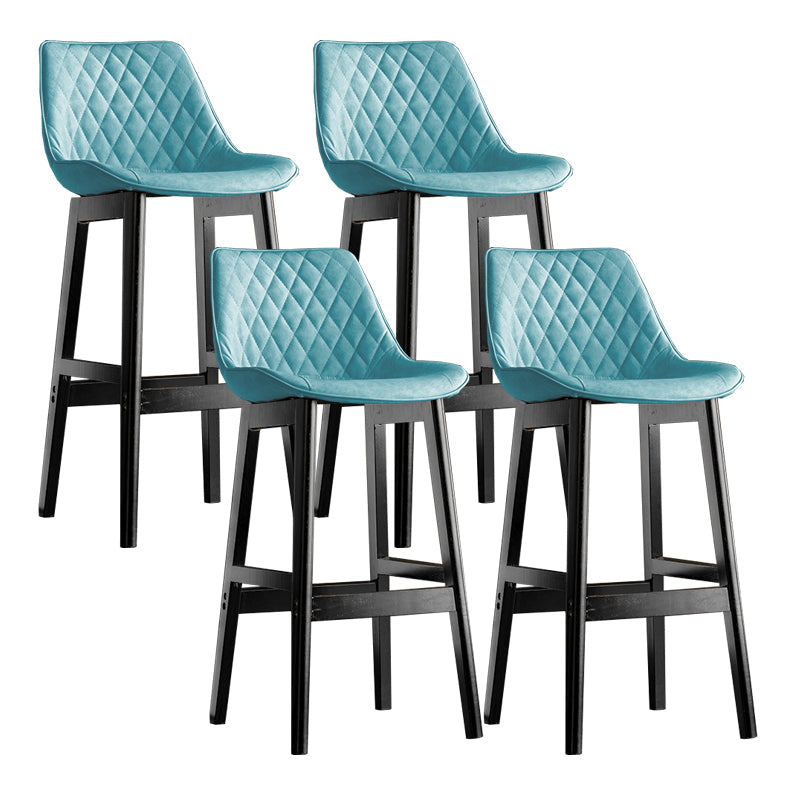 Lo sgabello di schienale in stile moderno con base in legno e cuscino in pelle