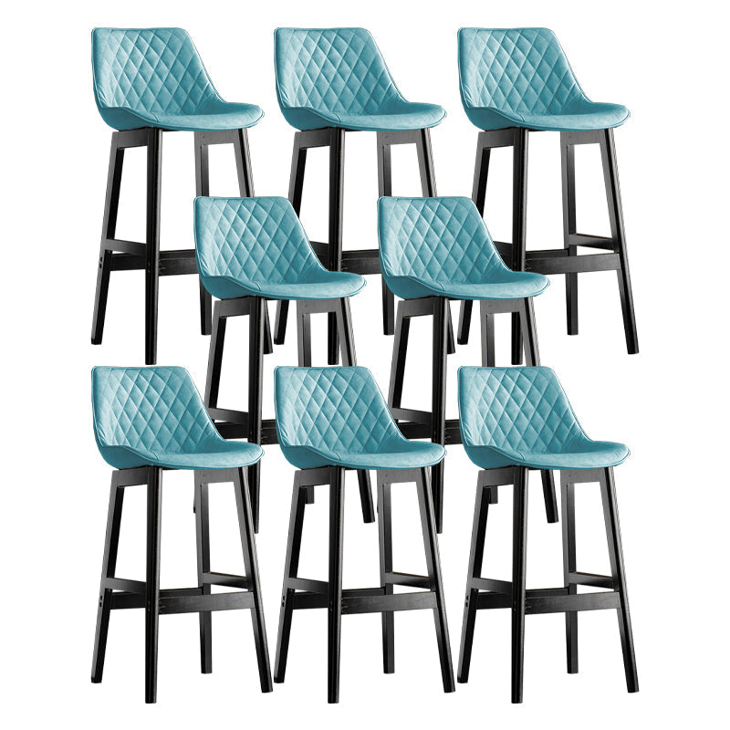 Lo sgabello di schienale in stile moderno con base in legno e cuscino in pelle