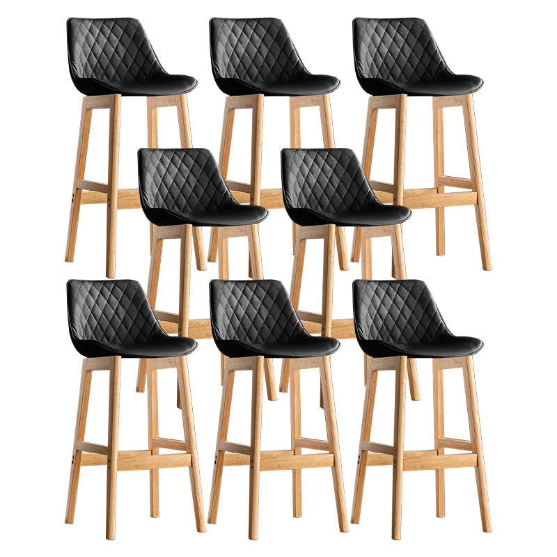 Lo sgabello di schienale in stile moderno con base in legno e cuscino in pelle