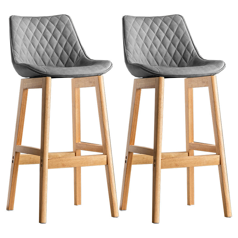 Lo sgabello di schienale in stile moderno con base in legno e cuscino in pelle