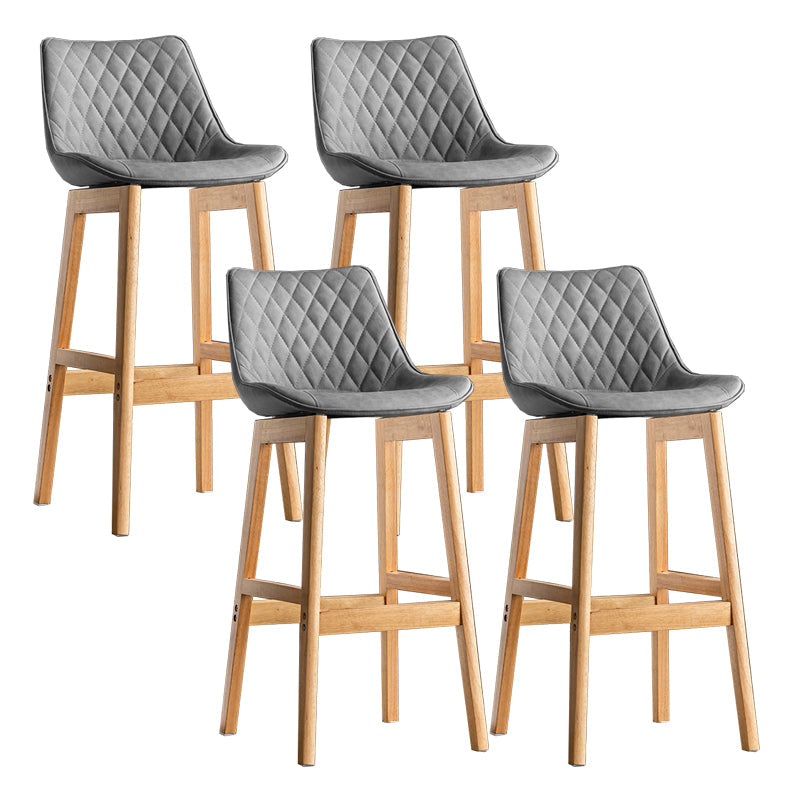 Lo sgabello di schienale in stile moderno con base in legno e cuscino in pelle