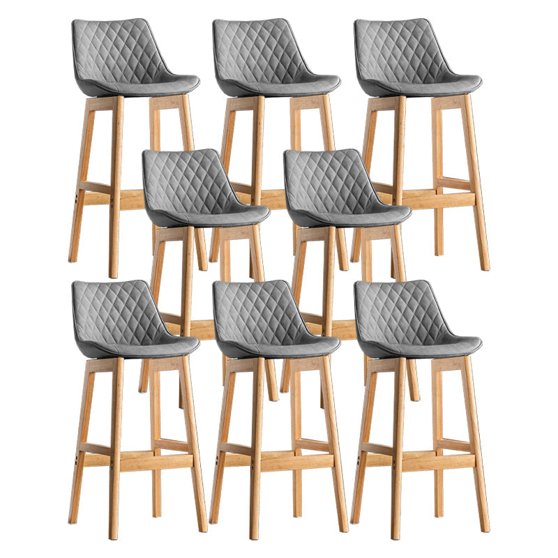 Lo sgabello di schienale in stile moderno con base in legno e cuscino in pelle