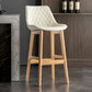Lo sgabello di schienale in stile moderno con base in legno e cuscino in pelle