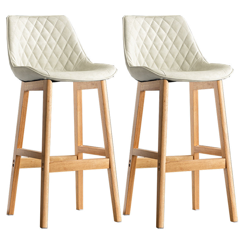 Lo sgabello di schienale in stile moderno con base in legno e cuscino in pelle