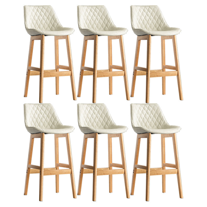 Lo sgabello di schienale in stile moderno con base in legno e cuscino in pelle