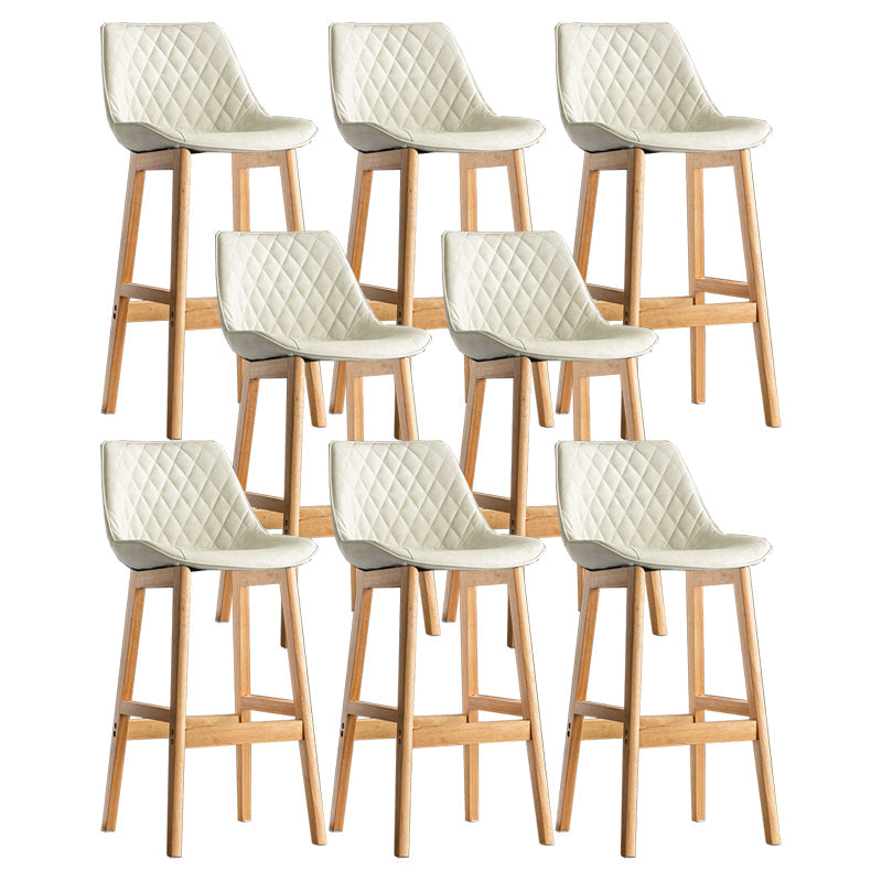 Lo sgabello di schienale in stile moderno con base in legno e cuscino in pelle