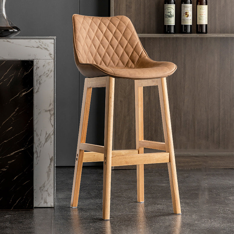 Lo sgabello di schienale in stile moderno con base in legno e cuscino in pelle