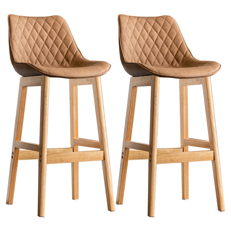 Lo sgabello di schienale in stile moderno con base in legno e cuscino in pelle