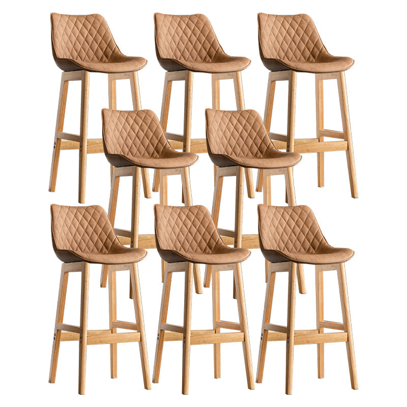 Lo sgabello di schienale in stile moderno con base in legno e cuscino in pelle