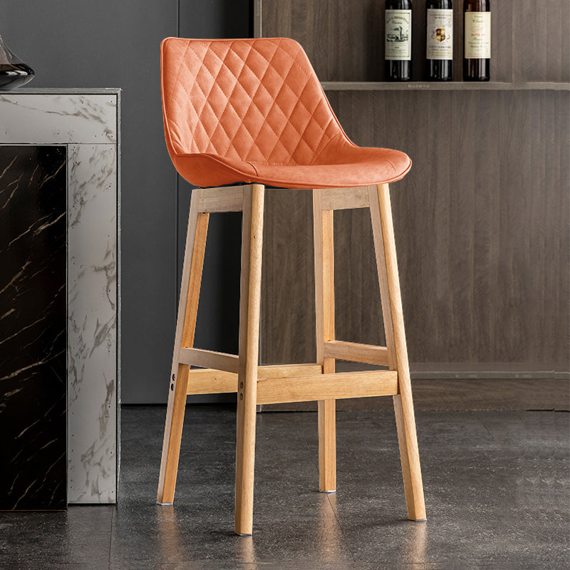 Lo sgabello di schienale in stile moderno con base in legno e cuscino in pelle