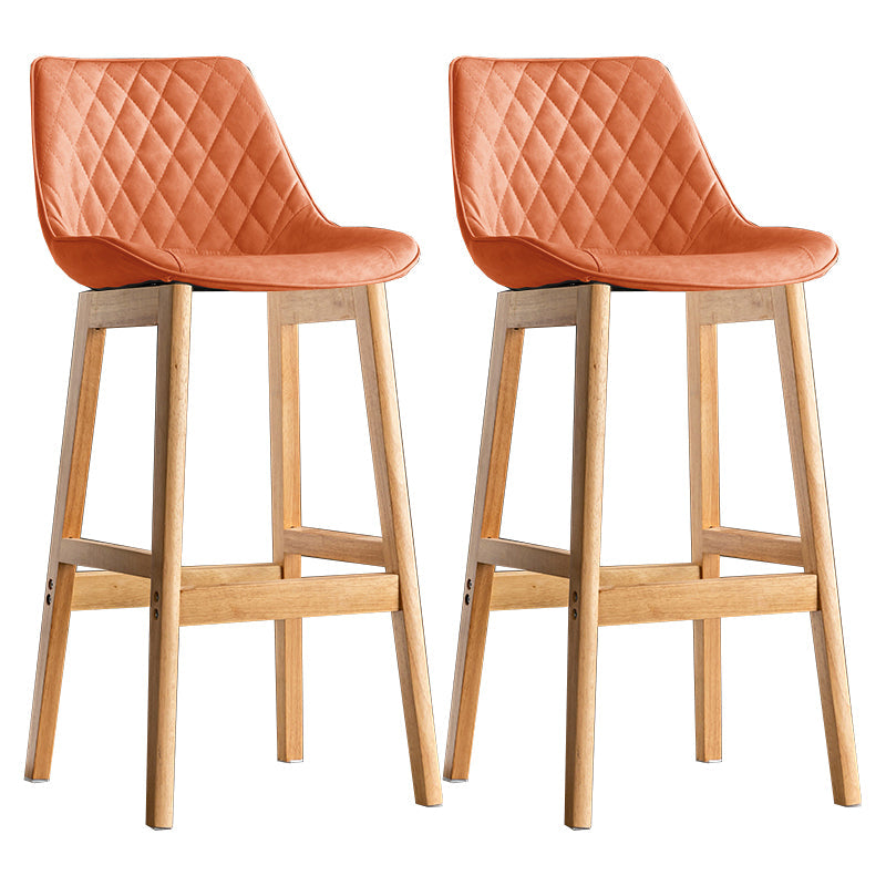 Lo sgabello di schienale in stile moderno con base in legno e cuscino in pelle