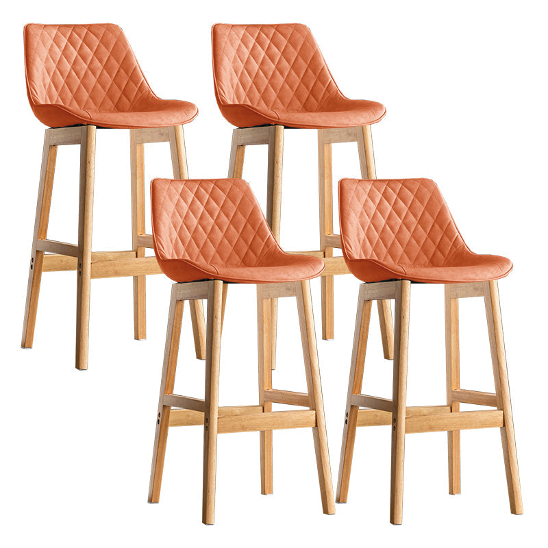 Lo sgabello di schienale in stile moderno con base in legno e cuscino in pelle