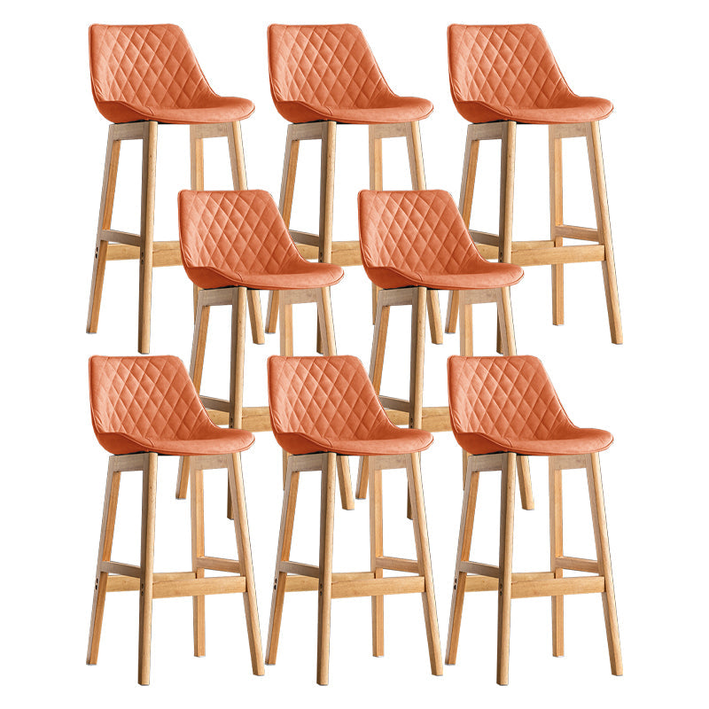 Lo sgabello di schienale in stile moderno con base in legno e cuscino in pelle