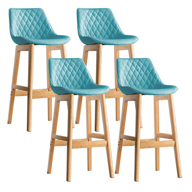 Lo sgabello di schienale in stile moderno con base in legno e cuscino in pelle