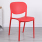 Chaise latéral d'empilement en plastique de style moderne