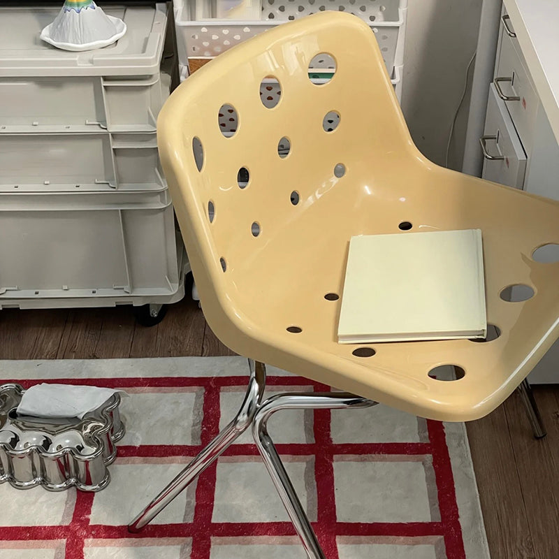 Chaise latéral d'empilement en plastique de style moderne chaise sans bras avec des jambes chromées