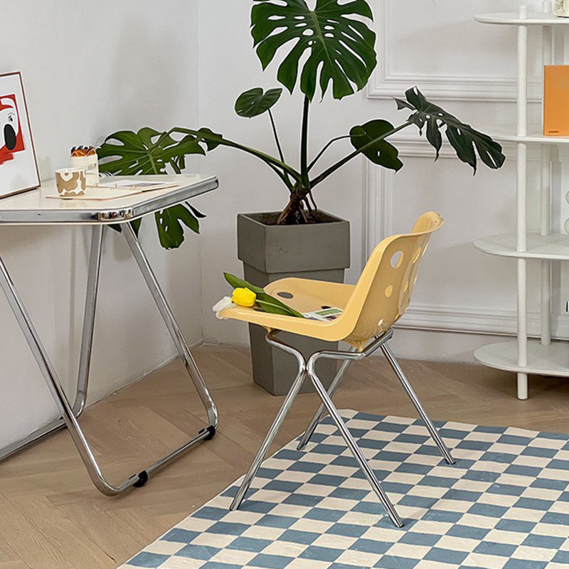 Chaise latéral d'empilement en plastique de style moderne chaise sans bras avec des jambes chromées