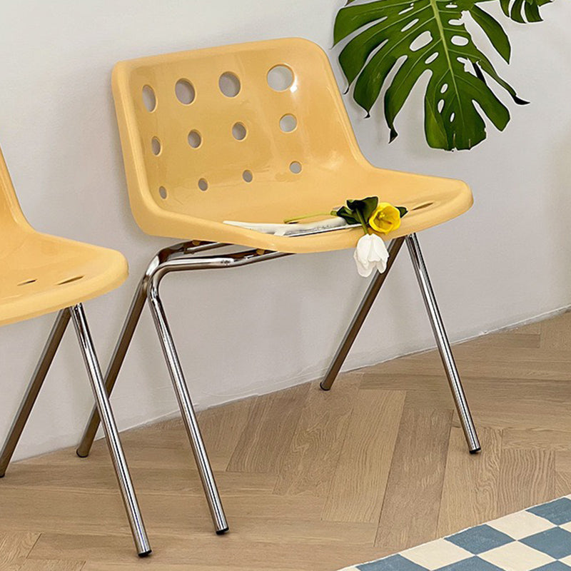 Chaise latéral d'empilement en plastique de style moderne chaise sans bras avec des jambes chromées