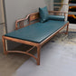 Chaise longue tradizionale marrone con braccioli in legno con braccioli rotondi per camera da letto, soggiorno