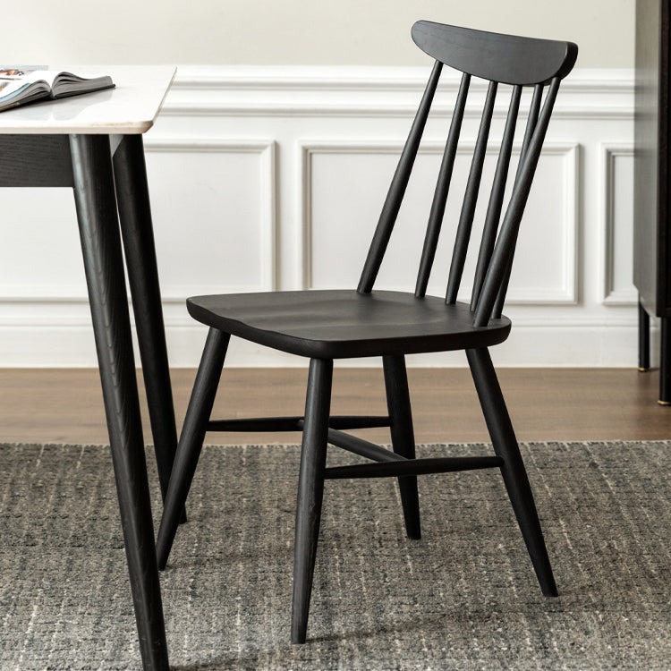 Sedia da pranzo in legno massiccio contemporaneo.