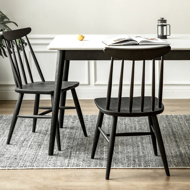 Sedia da pranzo in legno massiccio contemporaneo.