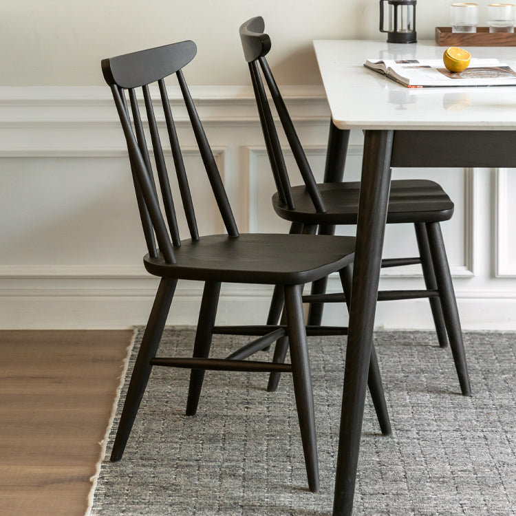 Sedia da pranzo in legno massiccio contemporaneo.