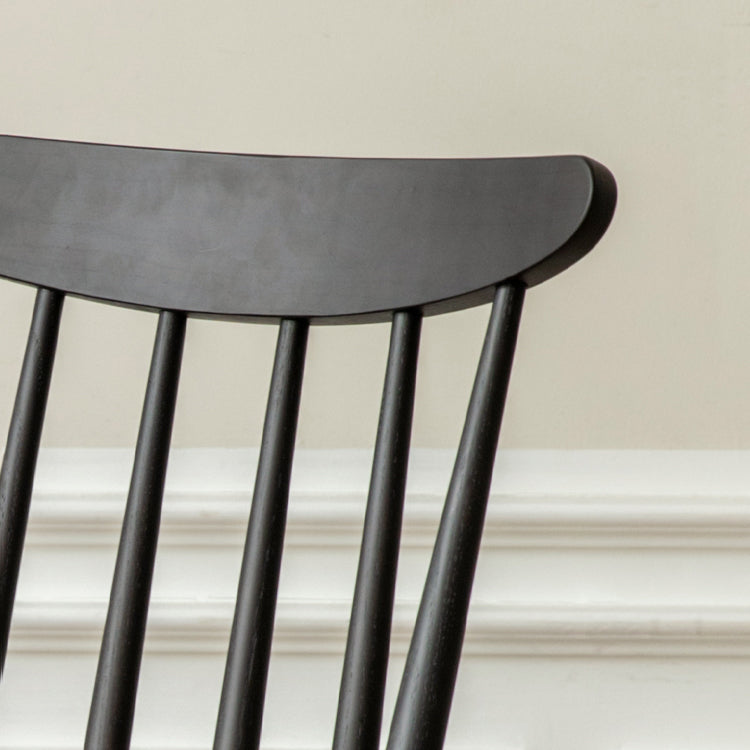 Sedia da pranzo in legno massiccio contemporaneo.