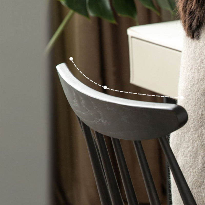 Sedia da pranzo in legno massiccio contemporaneo.