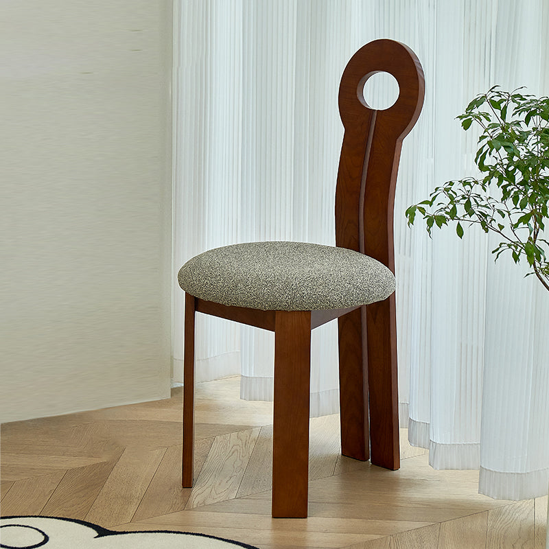 Modern gestoffeerd huis vaste houten lat achter armloze eetkamerstoel