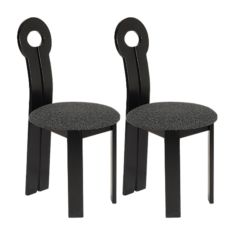 Modern gestoffeerd huis vaste houten lat achter armloze eetkamerstoel