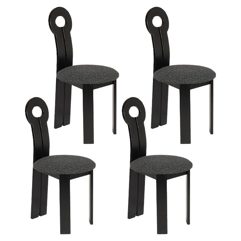 Modern gestoffeerd huis vaste houten lat achter armloze eetkamerstoel