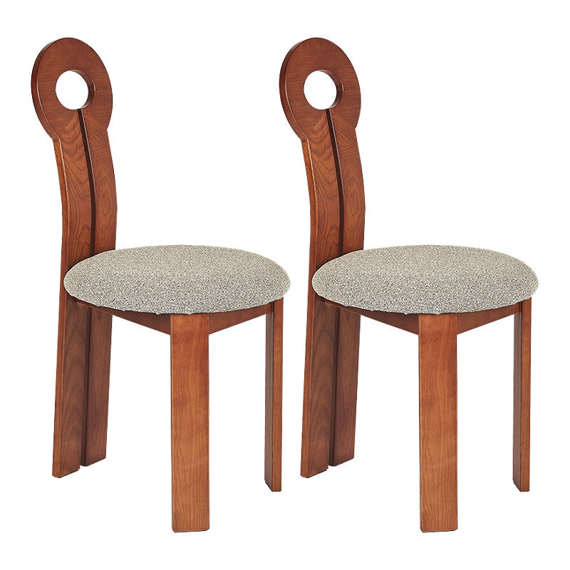 Modern gestoffeerd huis vaste houten lat achter armloze eetkamerstoel