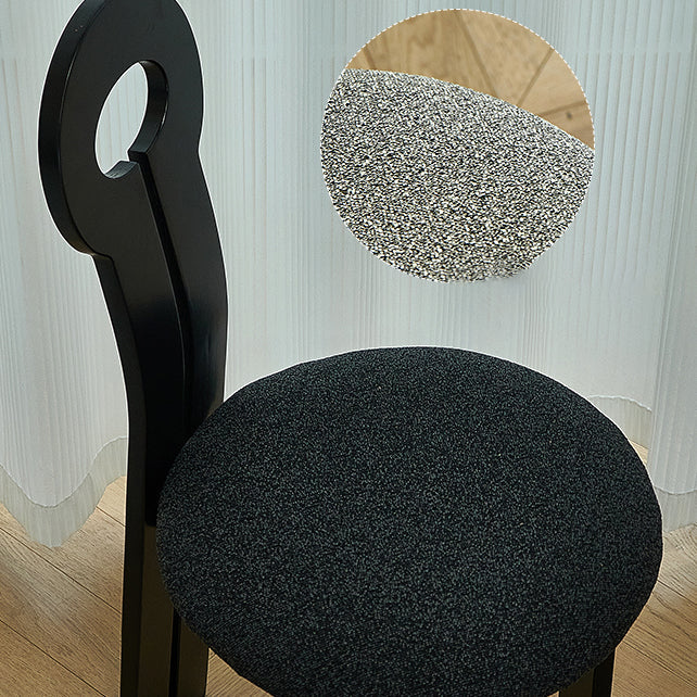 Modern gestoffeerd huis vaste houten lat achter armloze eetkamerstoel