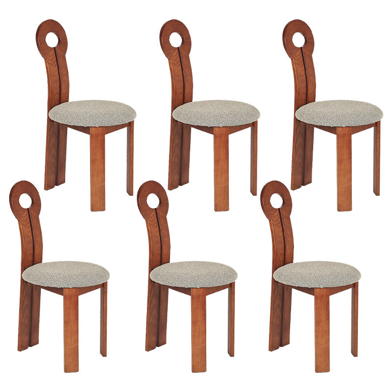 Modern gestoffeerd huis vaste houten lat achter armloze eetkamerstoel