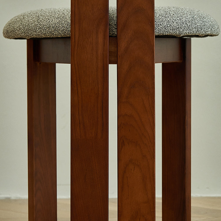 Modern gestoffeerd huis vaste houten lat achter armloze eetkamerstoel