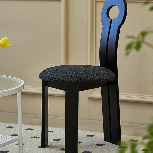 Modern gestoffeerd huis vaste houten lat achter armloze eetkamerstoel