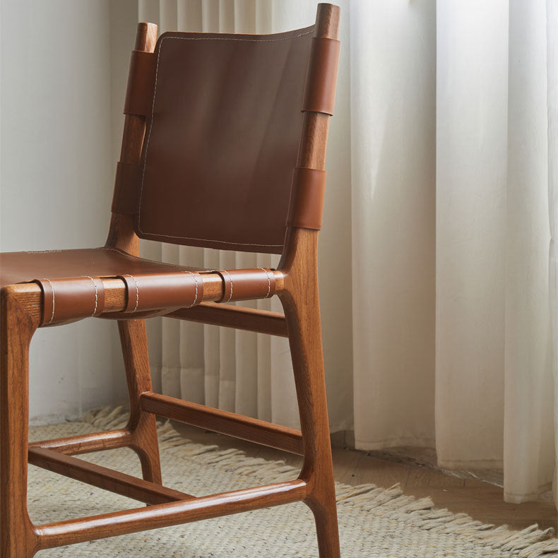 Sedie da pranzo in legno massiccio e in legno finto contemporaneo