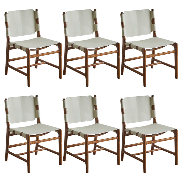 Sedie da pranzo in legno massiccio e in legno finto contemporaneo