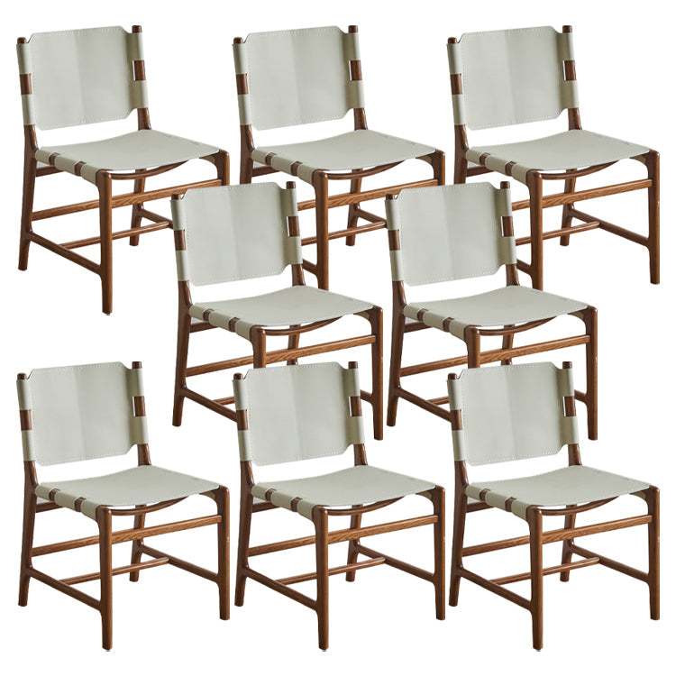 Sedie da pranzo in legno massiccio e in legno finto contemporaneo