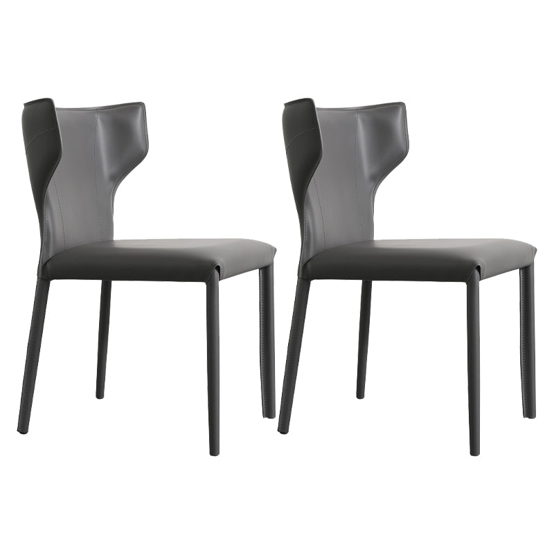 Silla de comedor de cuero y metal sin brazo de forma sintética contemporánea