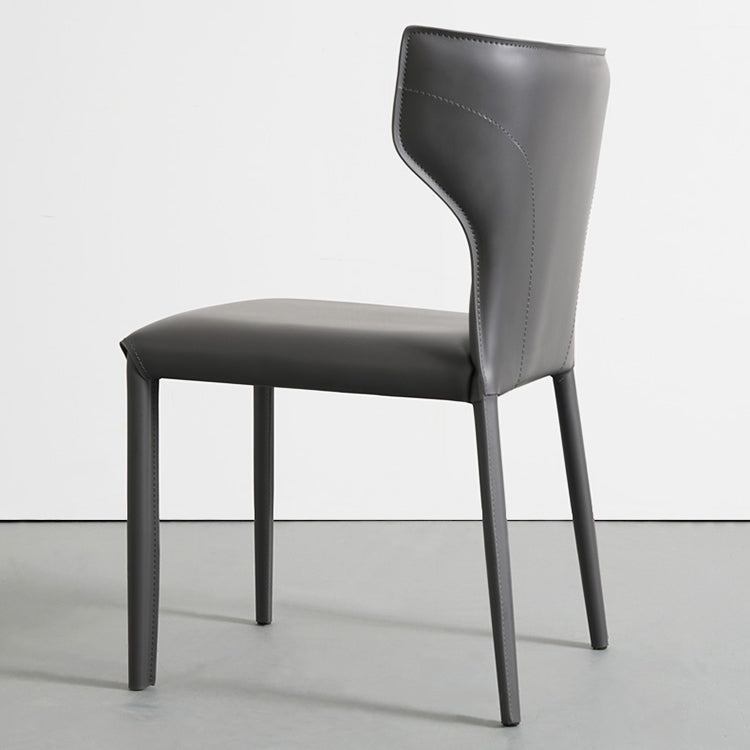 Silla de comedor de cuero y metal sin brazo de forma sintética contemporánea