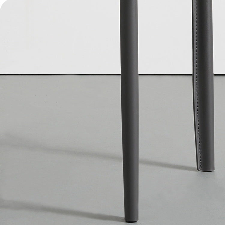 Silla de comedor de cuero y metal sin brazo de forma sintética contemporánea