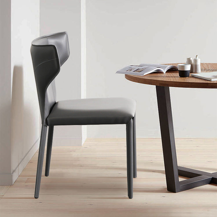 Silla de comedor de cuero y metal sin brazo de forma sintética contemporánea