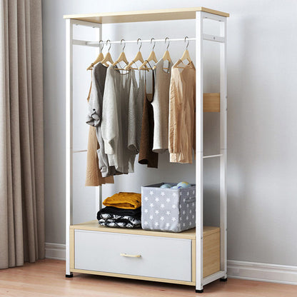 Rack de manteaux en bois blanc.